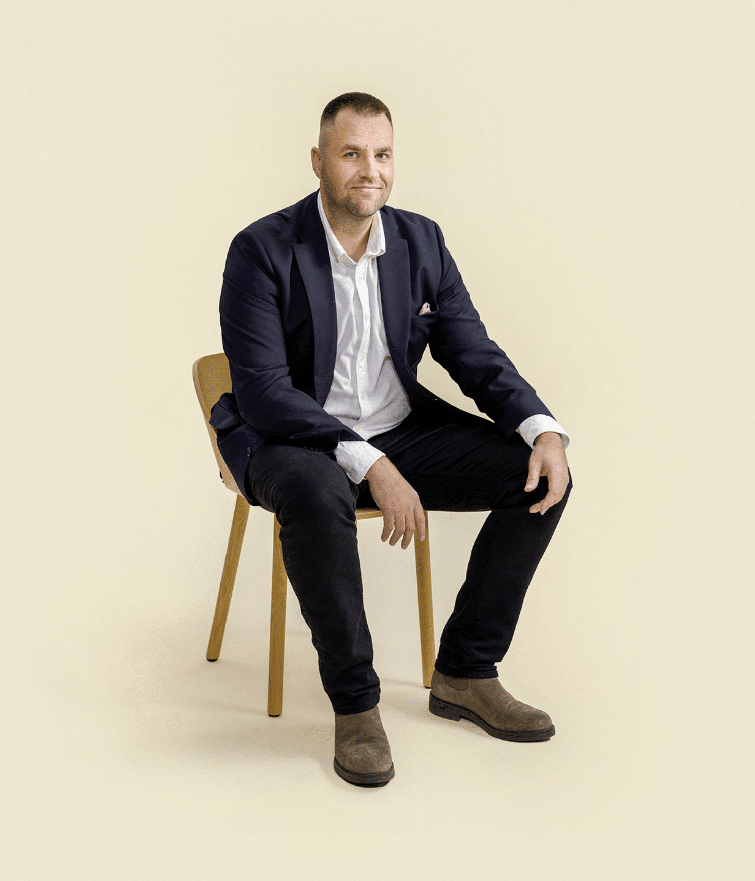 Tiimikuva Antti Aalto istuva vaalealle taustalla