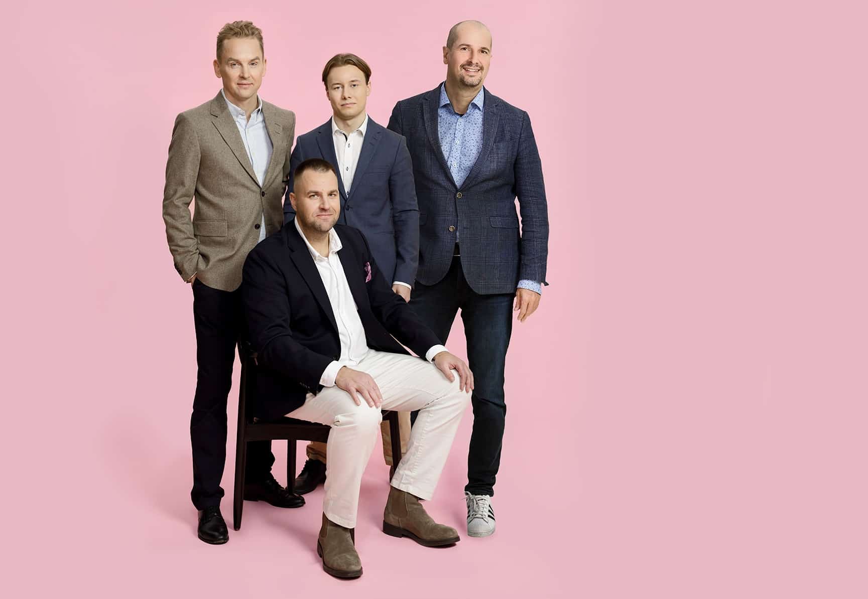 Visio ryhmäkuva etusivulle vaaleanpunainen tausta