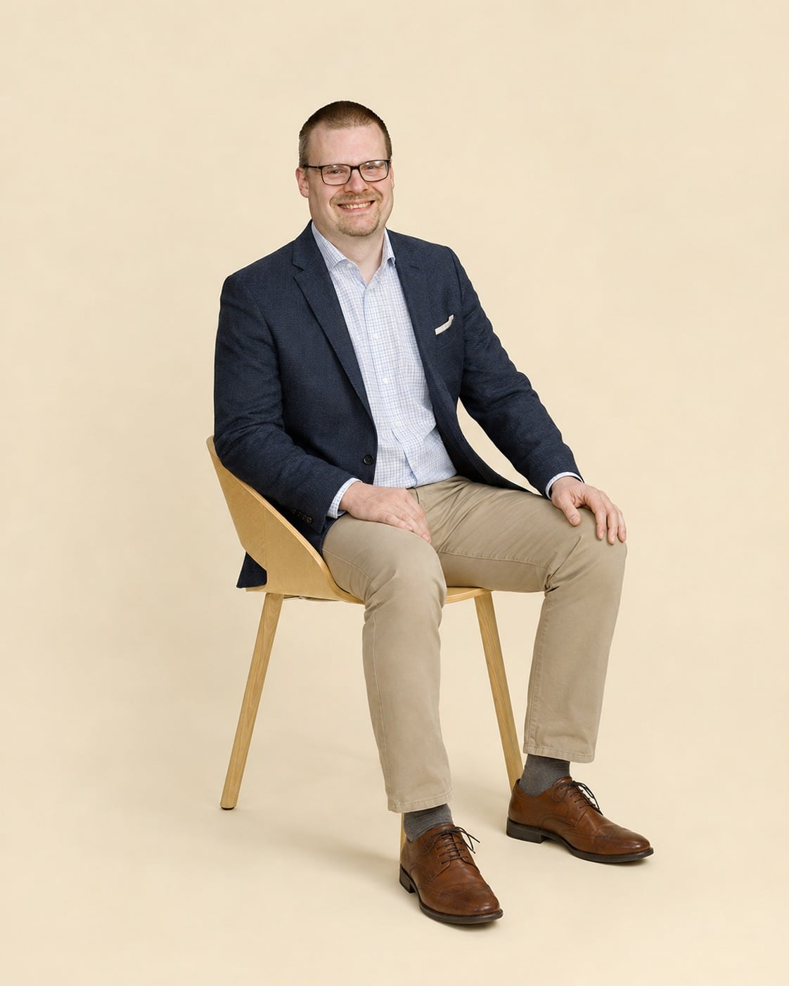 Tiimikuva John-Axel Stråhlman istuva vaalealle taustalla